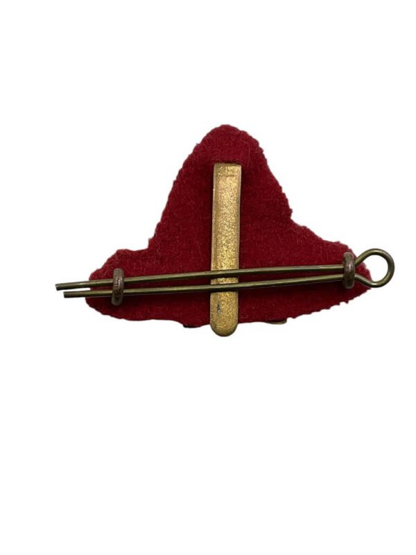 WW2 Canadian Artillery RCA Officers Gilt Beret Badge with Red Backing - Image 4