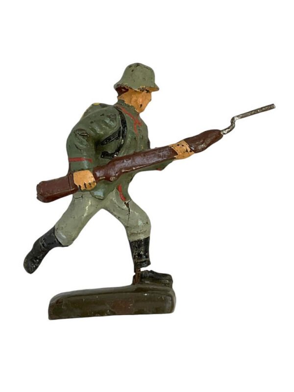 WW2 German Army Heer Rifleman In Bayonet Charge Lineol Toy Soldier